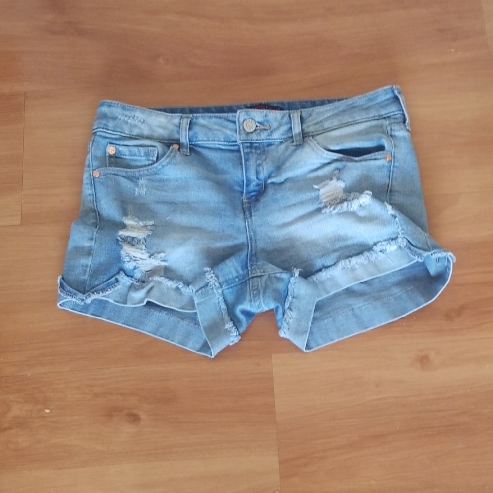 Celebrity pink Jean shorts light wash
